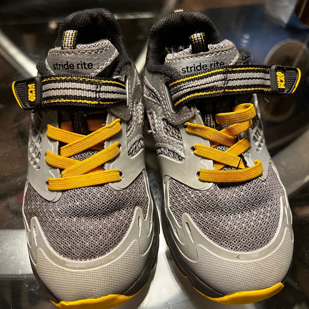 Kids tennis shoes